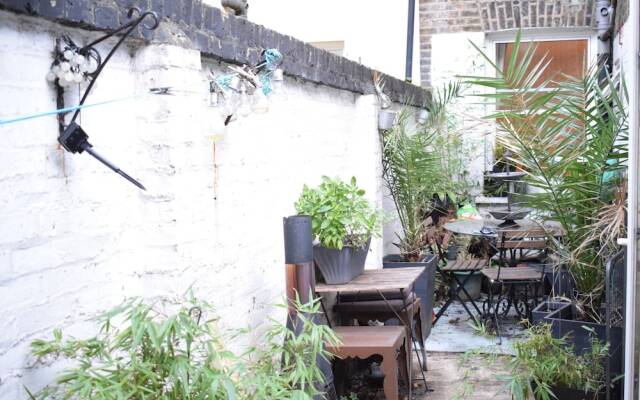 2 Bedroom Flat in Central London With a Garden