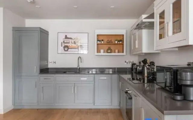 The Eyre Suite Six - Farringdon - by Frankie