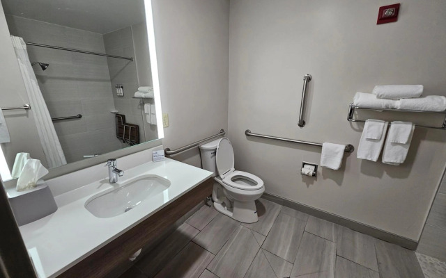 Holiday Inn Express Hotel & Suites Cincinnati-Blue Ash by IHG