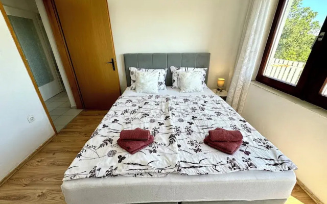 Apartment Lora 2