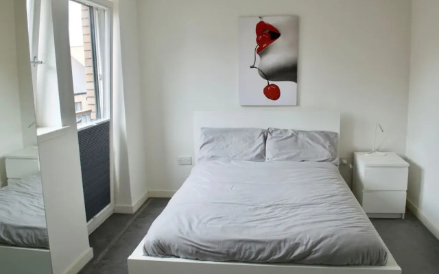 Modern 2 Bedroom Apartment With Parking