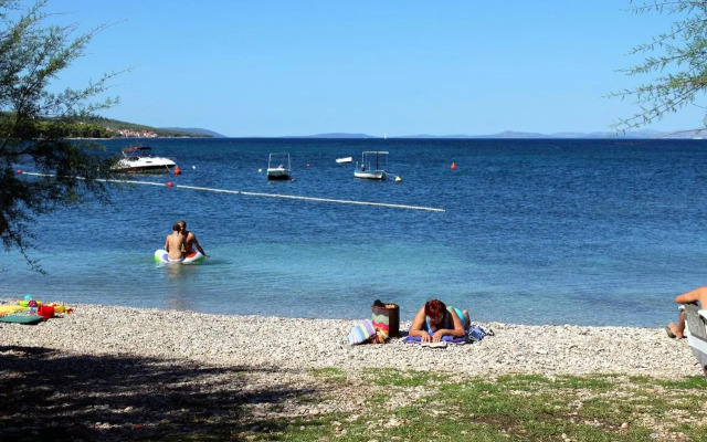 Apartments by the sea Mirca, Brac - 5655
