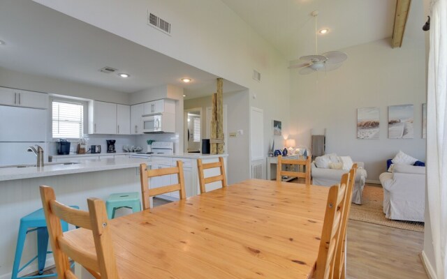 Galveston Townhome w/ Balconies: Walk to Beach!