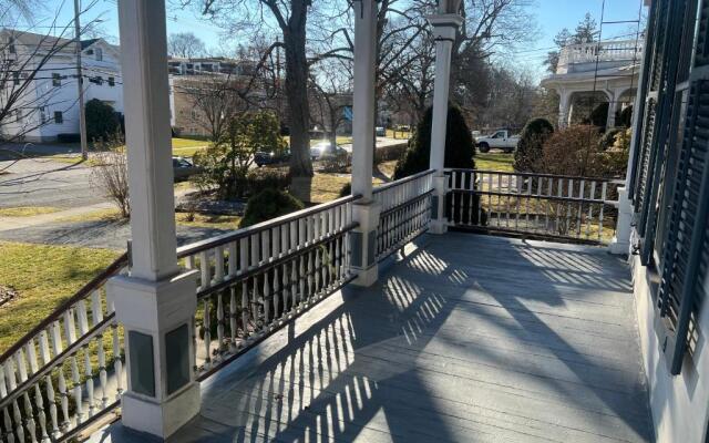 1 Br Private Victorian Apt in Convenient City Location on Half Acre Sleeps 4