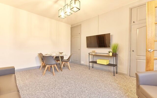 Host Stay Inness House