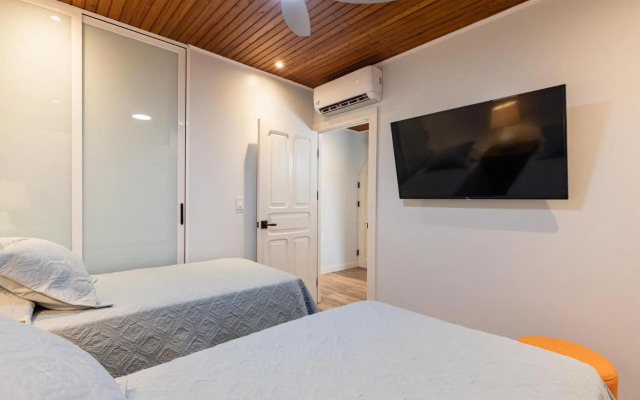 Flamingo Marina Cove 404- Oceanfront condo