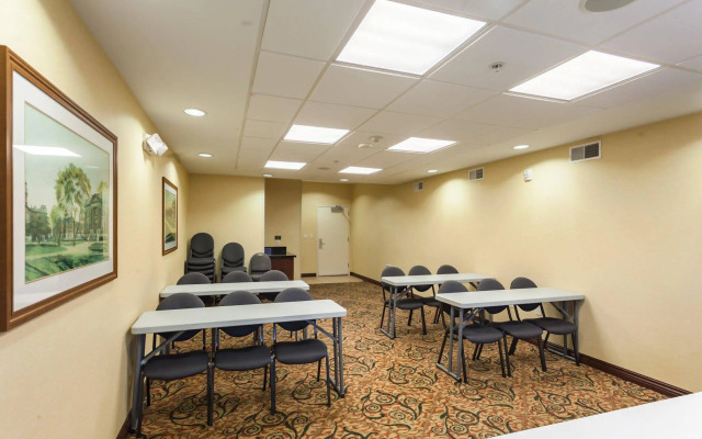 Comfort Suites East Lincoln - Mall Area