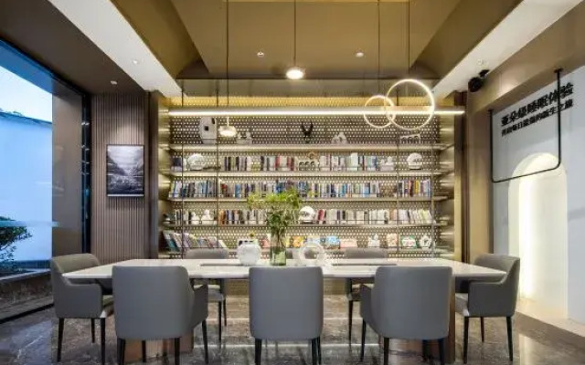 Ningbo Ninghai Xizi International  Atour Hotel