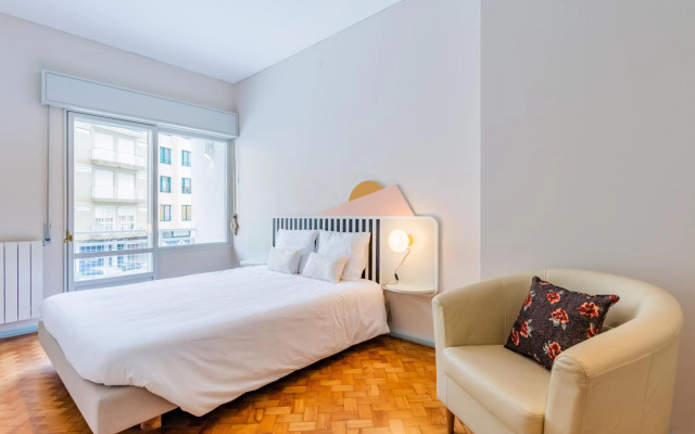 UNIQUE Modernist Duplex apartment & PARKING