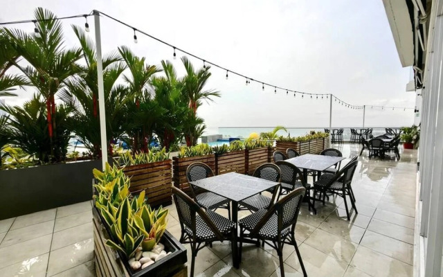 Room-sofa Bed Stay Rooftop Pool & Gym, A