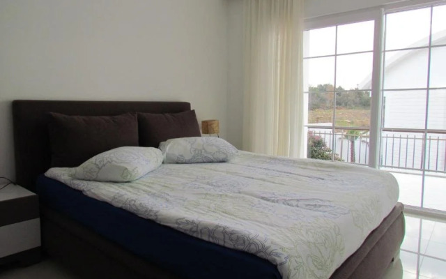 Side Aquamare Residence