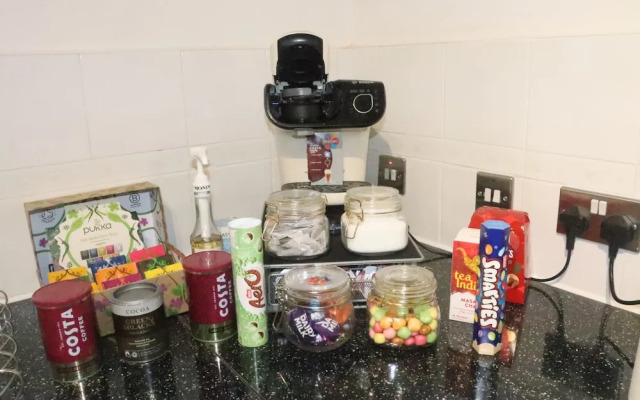 Skyline Haven Modern 2BR w/ Free Parking & 4kTV
