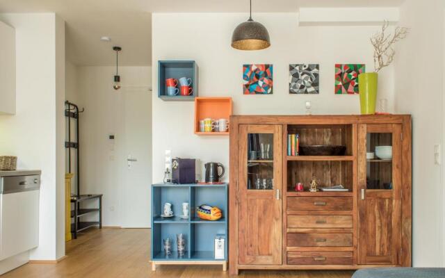 Yellow Flower Apartment with Pool - 5 min to Lake