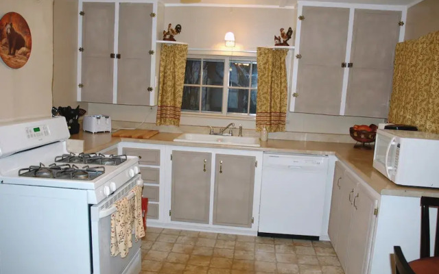 Bear Trap Apartments - Full Kitchen