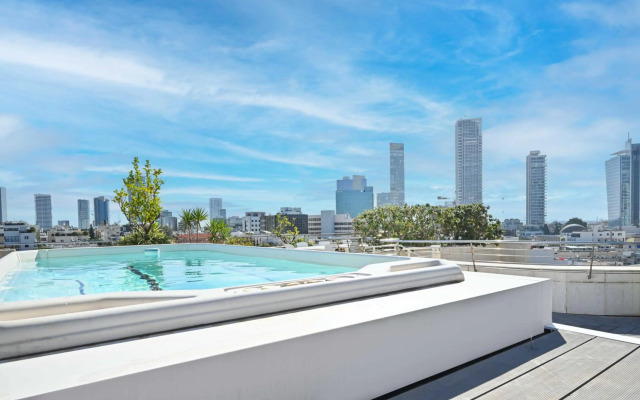 The Lounge Pool By HolyGuest