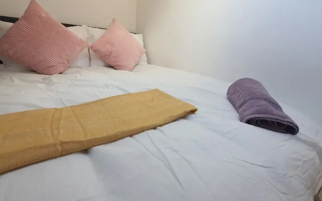Room in Guest Room - Nice Large Room in Coventry