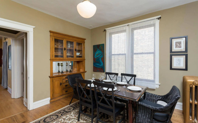 Chicago Guest House on Newport Avenue