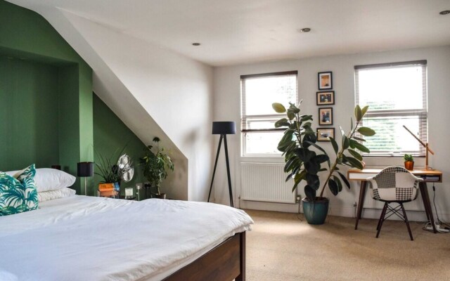 Spacious 2 Bedroom Retreat In East Dulwich