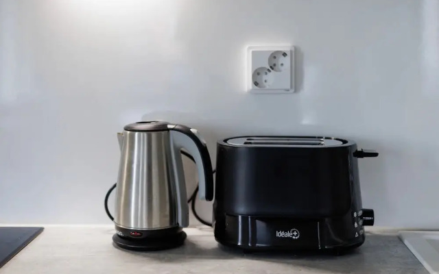 Spacious 2BR Apt - Lake View & Sauna