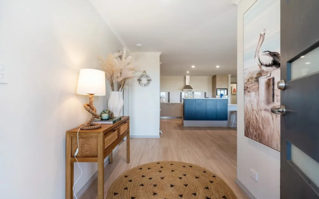 Large Upstairs Family Stay Near Middleton Beaches – Guest Rooms – Middleton