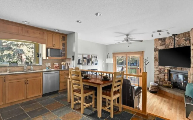 SPACIOUS 3,000 sq2 Luxury Home | PRIVATE Pool & Hot Tub | STEPS to Kinsmen Beach