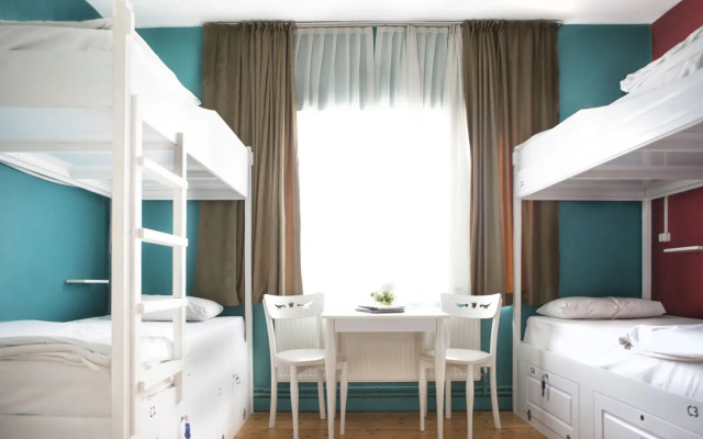 Cheers Midtown Hostel