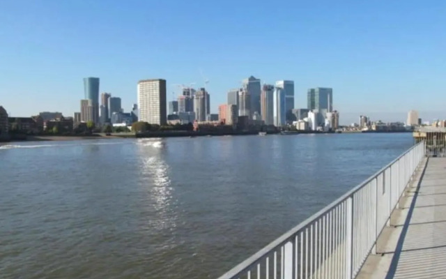 Stylish London Apartment Close to O2 and Riverside