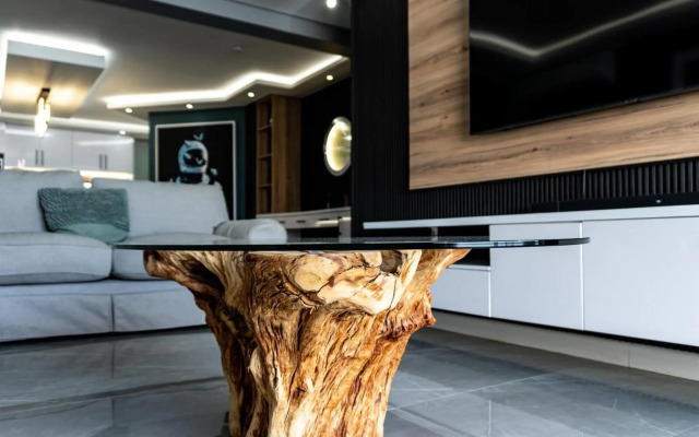 Luxurious 3 bedroom beach front apartment