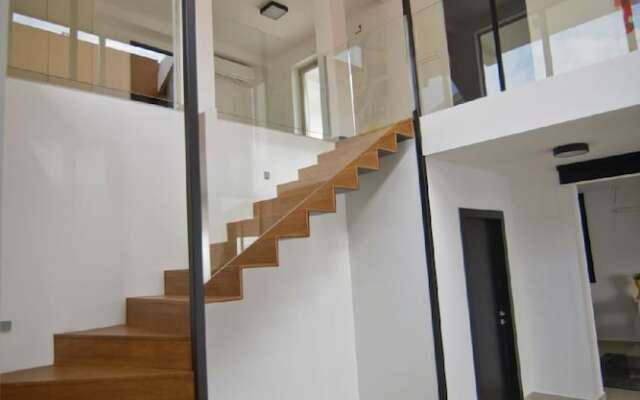 Villa Gloss