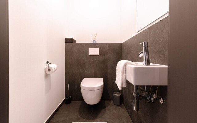 Stylish 1BR Apt w Balc Cloche dOr