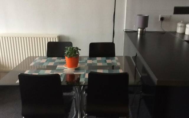 Center Apartment on Jubilee Line