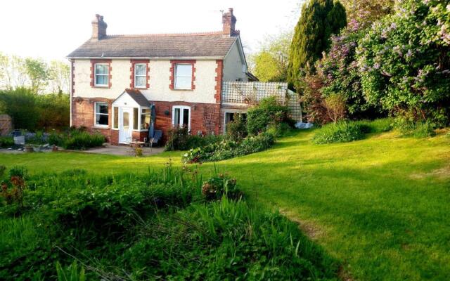 Luxurious Entire Studio in Axminster Suitable for