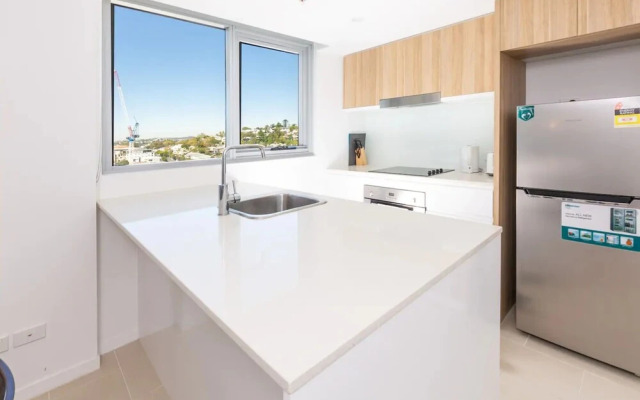 Modern 1 Bedroom Apartment With Stunning CBD Skyline Views