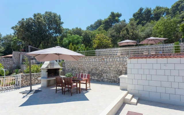 Romantic apartment for 2 with pool and grill