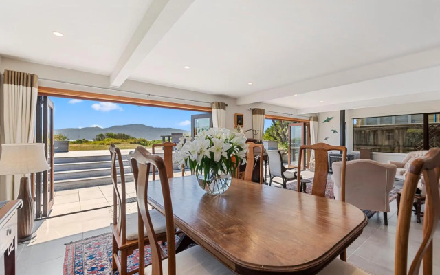 Island View Beach House - Paraparaumu Beach Holiday Home