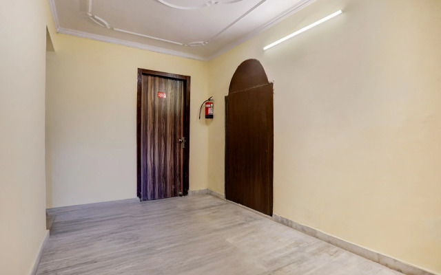 Hotel O Uttam Nagar Near Akash Hospital