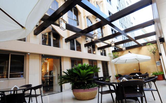 Queen's Suite Hotel