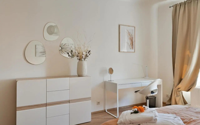 Old Town Riverside Apartment