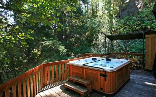 Creekside Cabin by Stewart Mountain Lodging