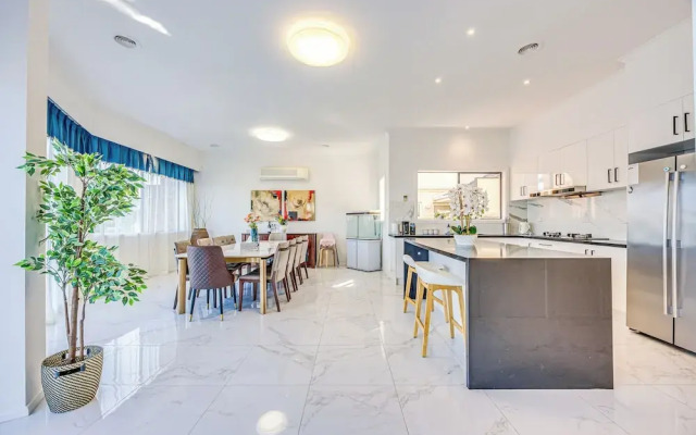 StayAU 6BR Deluxe Lakeview Point Cook