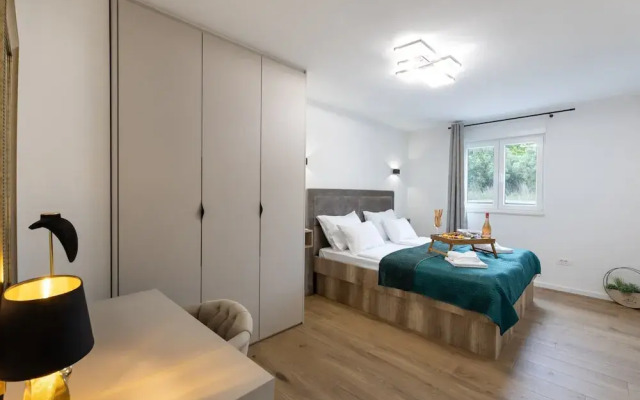 Luxurious and Spacious Apartment With Hot Tub