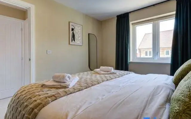 Sleeps 5 3 Bedroom House in Bourne with Parking