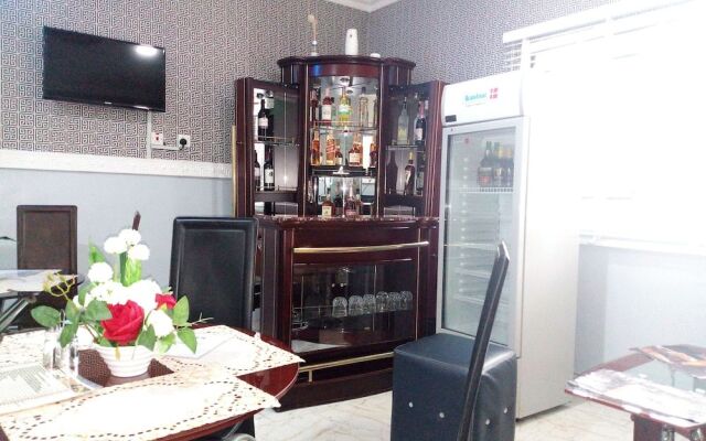 Multifield Hotel & Suites