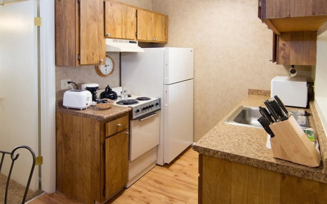 River Oaks Suites and Apartments