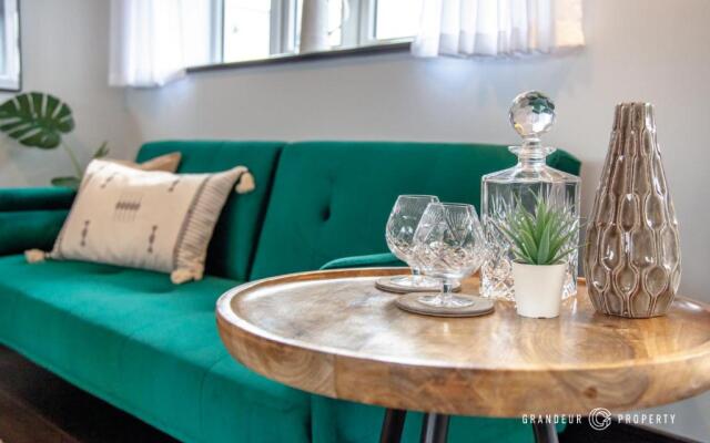 Ultra luxurious 2 bed apt on stilts, Free Parking