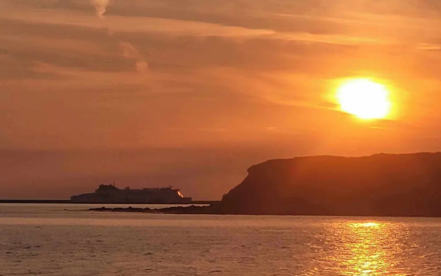 Sea View hut Sleeps 4/6