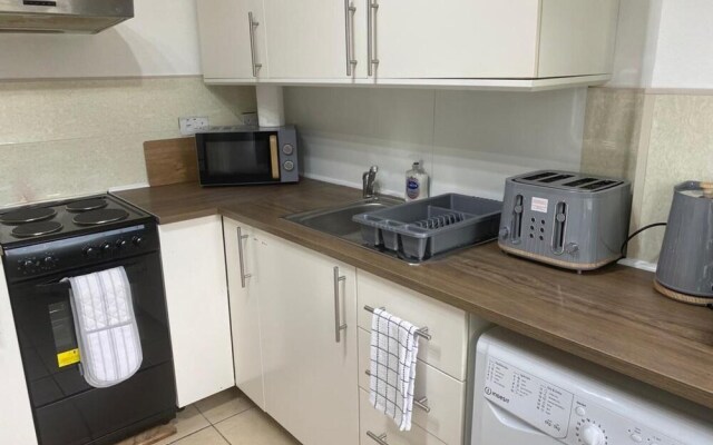Birmingham - 4BR - Sleeps 9 - Parking - Garden