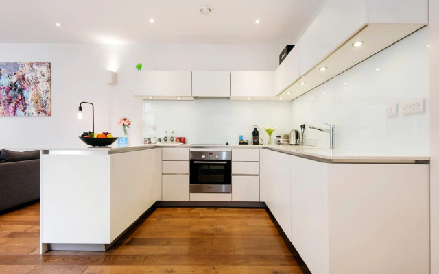 Vibrant 2BR Retreat in Baker Street