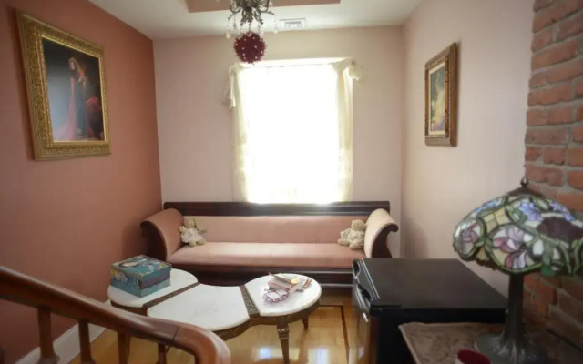 Naomi's Inn Bed & Breakfast