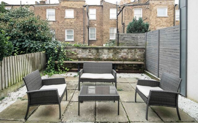 Charming 2-bed House in Central